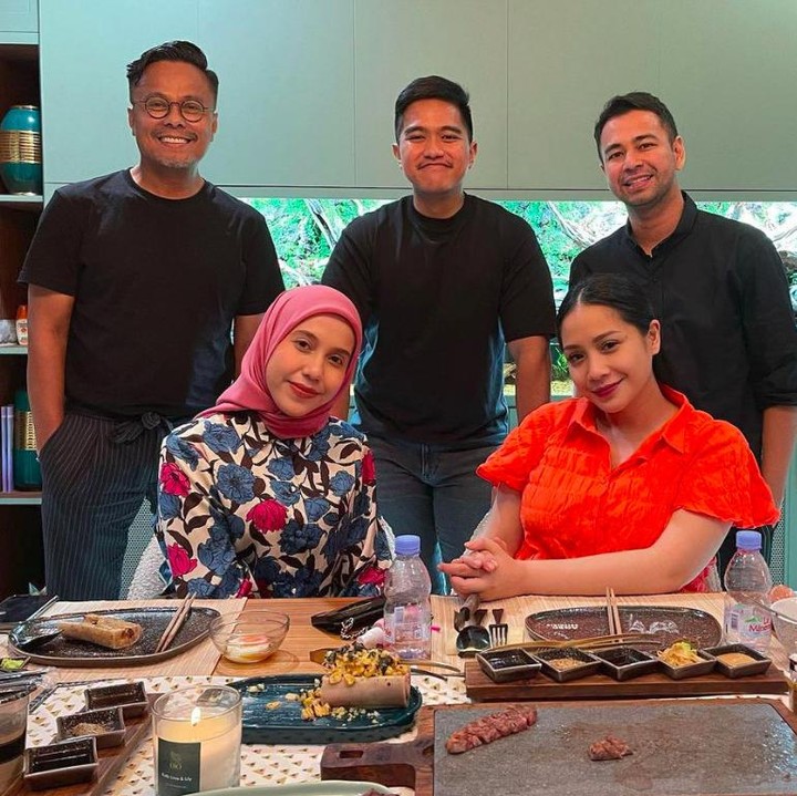 <p>Kaesang Pangarep dan Nadya Arifta akhirnya muncul satu frame di media sosial. Potret keduanya diunggah oleh Raffi Ahmad ketika Kaesang dan Nadya kunjungi rumahnya. (Foto: Instagram @raffinagita1717)</p>