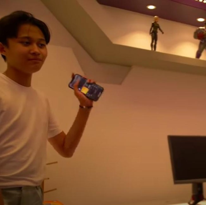<p>Ruang <em>gaming</em> Rizwan di kamarnya, terdapat pajangan <em>action figures</em> dan juga mainan. (Foto: YouTube Putri Delina)</p>