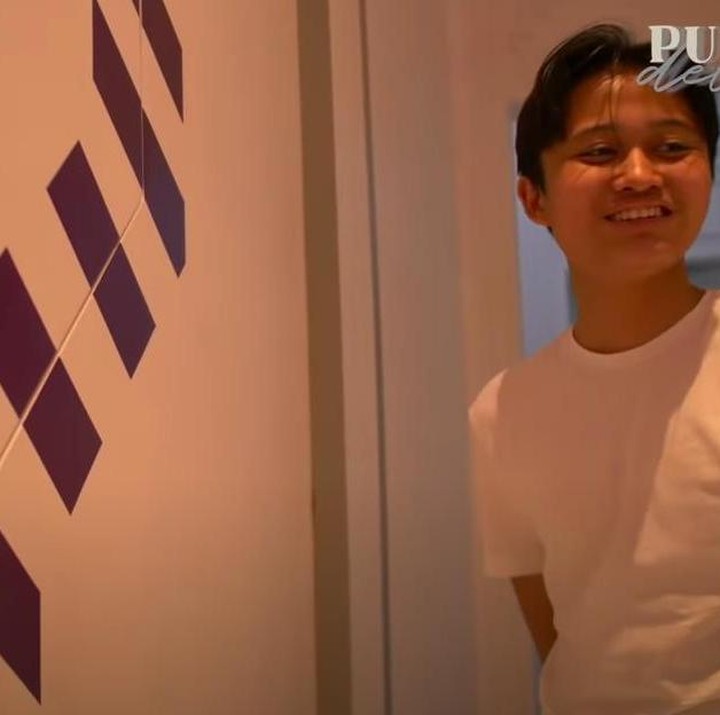 <p>Terdapat ruang khusus untuk <em>gaming</em> di kamar Rizwan. Pintunya unik, Bunda, bila digeser salah satu sisi pintunya, maka sisi lainnya akan terbuka. Konsepnya seperti pintu di <em>spaceship</em>. (Foto: YouTube Putri Delina)</p>