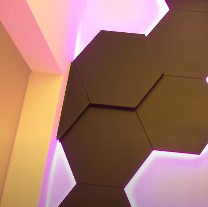 <p>Jika dilihat dari interiornya, kamar Rizwan memiliki desain modern futuristik, Bunda. Desain modern futuristik ini bisa dilihat dari instalasi lampu neon yang terpajang di dindingnya. (Foto: YouTube Putri Delina)</p>