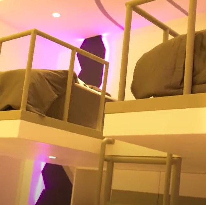<p>Di bagian tengah, terdapat bunk bed yang merupakan pilihan Rizwan. Jika sewaktu-waktu kakak atau adiknya ingin tidur bersama, maka kamar Rizwan bisa menampungnya. (Foto: YouTube Putri Delina)</p>