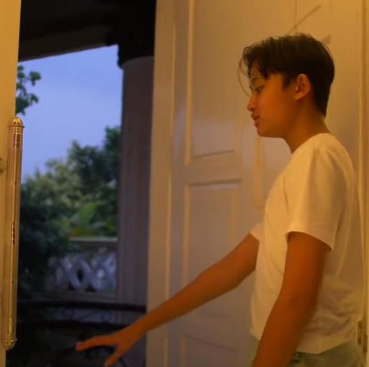 <p>Kamar Rizwan ini juga tersambung dengan balkon rumahnya, Bunda. Namun, balkonnya masih belum didekor ulang. Rencananya, akan ditambah karpet dan kursi untuk bersantai. (Foto: YouTube Putri Delina)</p>