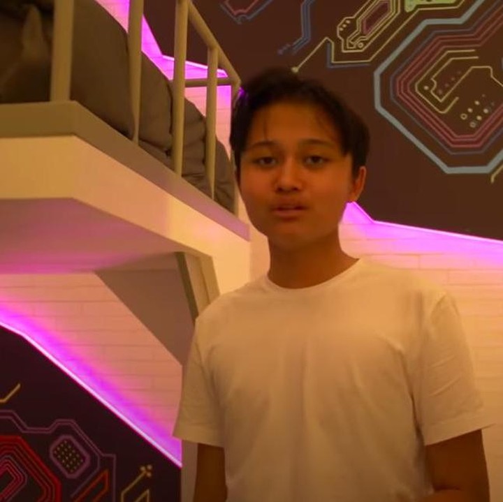 <p>Rizwan Ardiansyach, anak ketiga komedian Sule, menunjukkan kamarnya yang baru direnovasi dalam vlog kakaknya, Putri Delina. (Foto: YouTube Putri Delina)</p>
