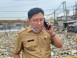 Dinas LHK Tangerang Prediksi Angkut 70 Ton Sampah yang Selimuti Kali Dadap