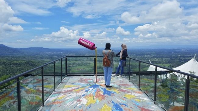 Obelix Hills bisa menjadi salah satu tempat menikmati pemandangan matahari terbenam dari ketinggian di Yogyakarta.
