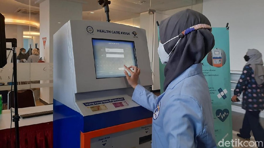 Pemeriksaan kesehatan biasanya dilakukan dengan menggunakan berbagai alat&period; Namun&comma; mahasiswa Politeknik Elektronika Negeri Surabaya &lpar;PENS&rpar; mempermudah pemeriksaan dengan satu alat yang menyerupai mesin ATM&period;