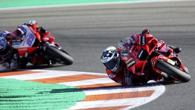 Francesco Bagnaia mengaku bahagia bisa keluar sebagai pemenang dengan menggunakan helm replika Valentino Rossi di MotoGP Valencia.