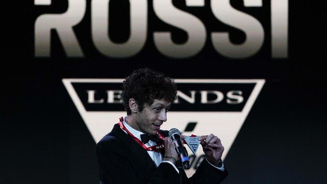 Valentino Rossi berpeluang hadir di Sirkuit Mandalika pada balapan MotoGP Mandalika 2022 jika berkaca dari jadwal balapan GT World Challenge Europe.