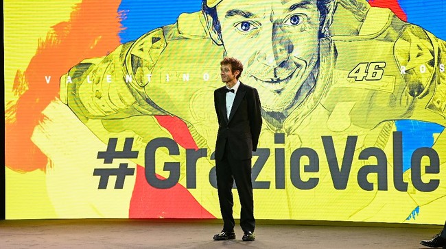 Sebuah foto mirip Valentino Rossi viral di media sosial. Dalam foto tersebut terlihat Rossi sedang nongkrong dan jadi meme sedang menunggu dana JHT cair.