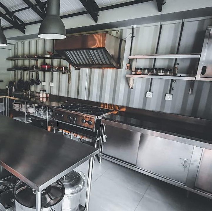 <p>Untuk dapur sendiri, Chef Renatta memilih semuanya dari bahan stainless. Dapur yang menjadi tempat Chef Renatta bekerja ini juga dilengkapi fasilitas canggih, lho. (Foto: Instagram @renattamoeloek)</p>
