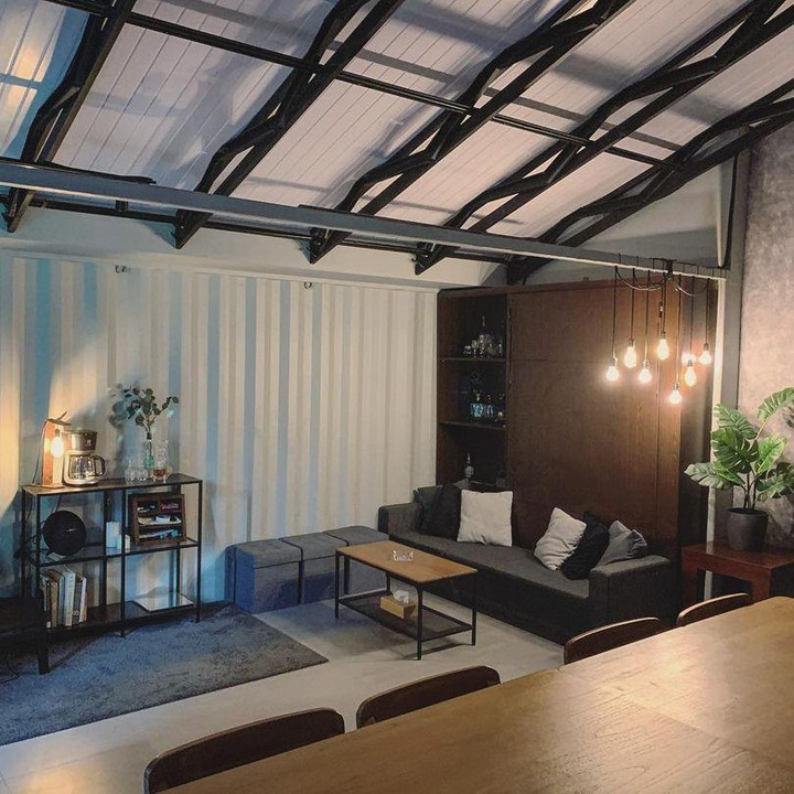 <p>Enggak hanya dengan meja makan, rumah juga langsung bergabung dengan tempat bersantai sekaligus sebagai ruang tamu. Di sini terdapat tempat tidur lipat dan disimpan di lemari. (Foto: Instagram @renattamoeloek)</p>