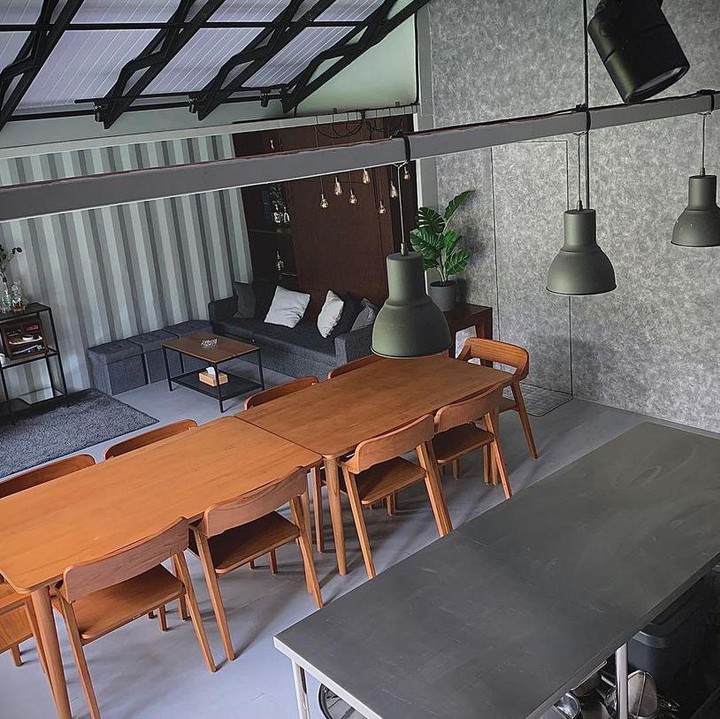 <p>Saat masuk, langsung disuguhkan dengan pemandangan dapur yang terbuka langsung dengan meja makan. (Foto: Instagram @renattamoeloek)</p>