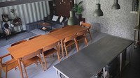 <p>Saat masuk, langsung disuguhkan dengan pemandangan dapur yang terbuka langsung dengan meja makan. (Foto: Instagram @renattamoeloek)</p>
