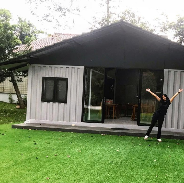<p>Hunian miliki Chef Renatta Moeloek diperbincangkan karena memiliki bentuk yang unik. Disebut, bentuknya terinspirasi dari gambarnya ketika masih kecil. (Foto: Instagram @renattamoeloek)</p>