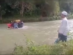 Tak Ada Jembatan, Warga Aceh Gotong Keranda Terjang Arus Sungai ke Pemakaman