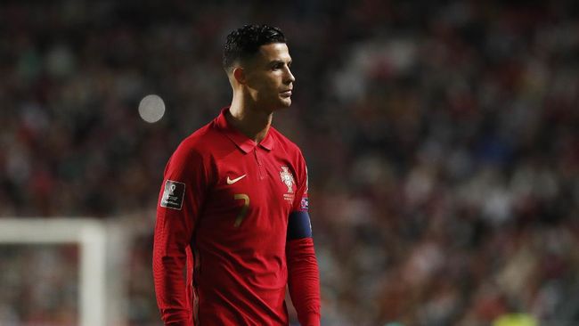 Ronaldo Terburuk Satu Dekade di Ballon d'Or 2021 Cristiano Ronaldo untuk kali pertama berada di luar posisi lima besar dalam 11 tahun terakhir usai menempati posisi keenam di Ballon d'Or 2021.