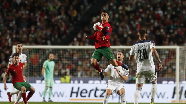 Cristiano Ronaldo gagal mencetak gol dalam tiga laga beruntun yang krusial baik di Manchester United dan tim nasional Portugal.