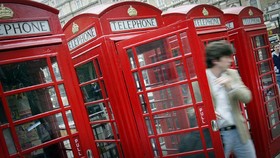 Alasan Kotak Telepon Umum di London Berwarna Merah