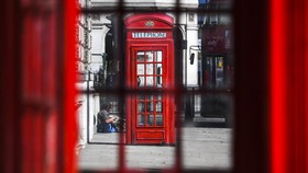 FOTO: Telepon Umum Merah, Objek Selfie sampai Pencegahan Bunuh Diri