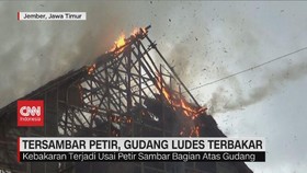 VIDEO: Tersambar Petir, Gudang Ludes Terbakar