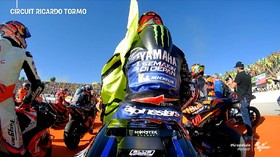VIDEO: Quartararo Bawa Bendera VR46 Milik Rossi
