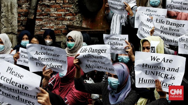 Empat pengungsi Afghanistan di Pekanbaru menjahit mulut sebagai tanda protes atas ketidakjelasan nasib mereka setelah bertahun-tahun terlantar di Indonesia.