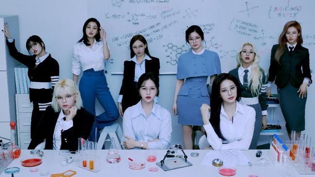 JYP Entertainment mengumumkan fanmeeting hari jadi ke-7 TWICE dibatalkan karena duka tragedi Itaewon yang menewaskan 154 orang.