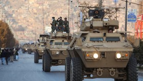 FOTO: Taliban 'Kokang Senjata' Pamer Alutsista Peninggalan AS