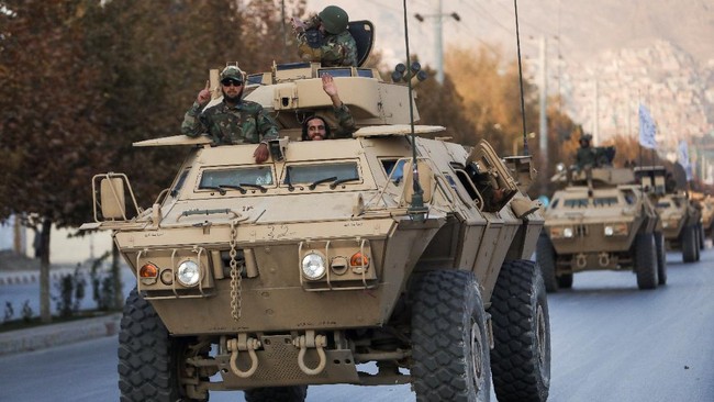 FOTO: Taliban 'Kokang Senjata' Pamer Alutsista Peninggalan AS