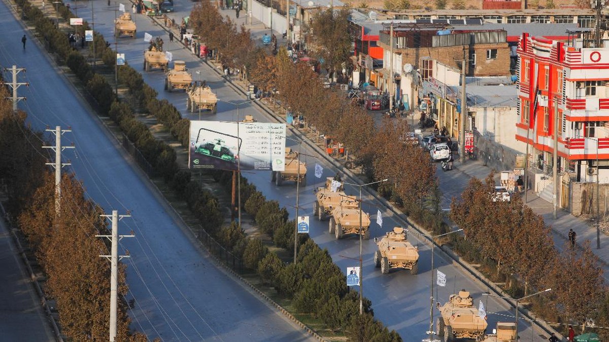 FOTO: Taliban 'Kokang Senjata' Pamer Alutsista Peninggalan AS
