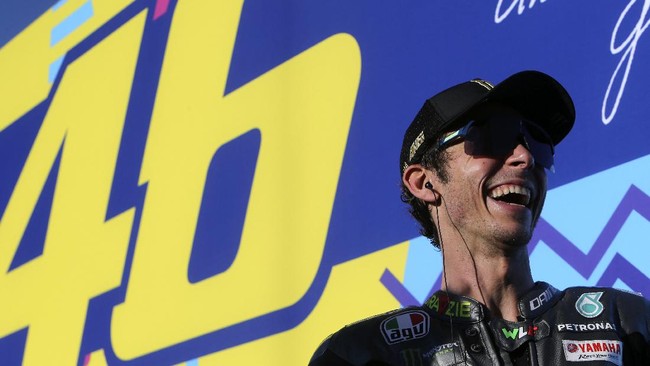 Legenda MotoGP Valentino Rossi mendapat hadiah helm raksasa dari penduduk kota Pesaro, Italia, sebagai tanda penghormatan.