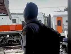 Canda Pegawai KA yang Viral Dijemput Kereta Api di Depan Rumah