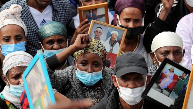 Ratusan warga Israel berdemonstrasi mendesak pemerintah menyelamatkan Yahudi di Ethiopia dari negara yang sedang dilanda konflik tersebut.