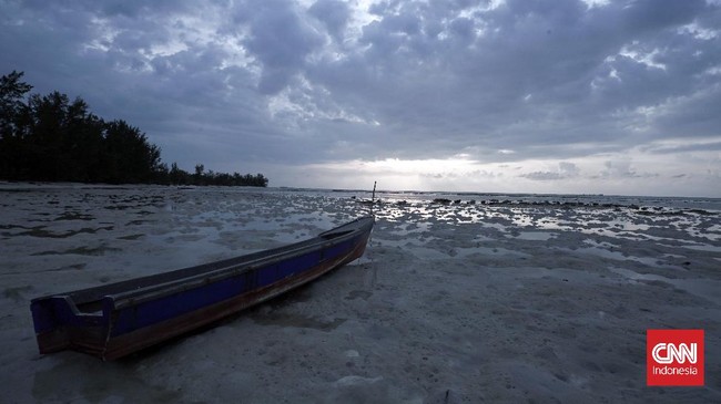 Kapal asing yang diamankan diduga telah melakukan penangkapan ikan secara ilegal di perairan ZEEI tanpa dilengkapi dengan dokumen yang sah.