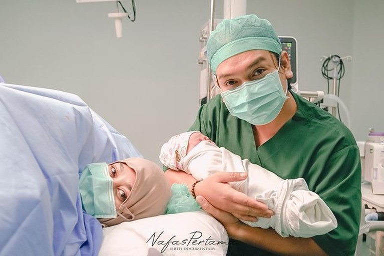 6 Detik-detik Haru Wardah Maulina Lahirkan Anak Pertama Didampingi Suami Detik-detik Haru Wardah Maulina Lahirkan Anak Pertama Didampingi Suami