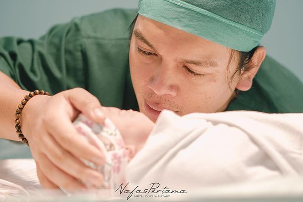 Detik-detik Haru Wardah Maulina Lahirkan Anak Pertama Didampingi Suami