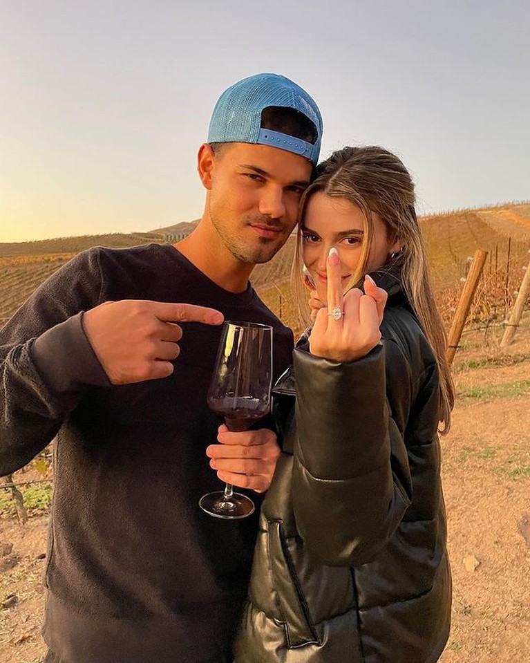 6 Momen Romantis Taylor Lautner Eks Pacar Taylor Swift Lamar Sang Kekasih Taylor Lautner mantan kekasih Taylor Swift baru saja melamar kekasihnya dengan cara romantis. Yuk intip!