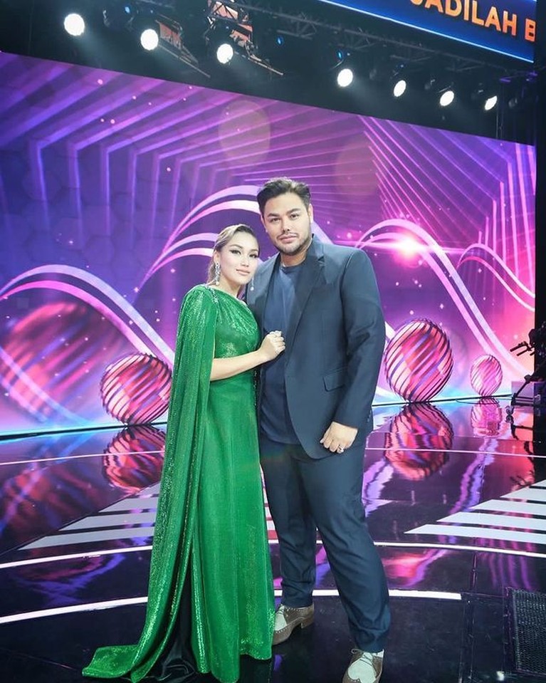 Ayu Ting Ting dan Ivan Gunawan baru-baru ini semakin mengumbar kemesraan di depan publik. Yuk intip potret mesra mereka!