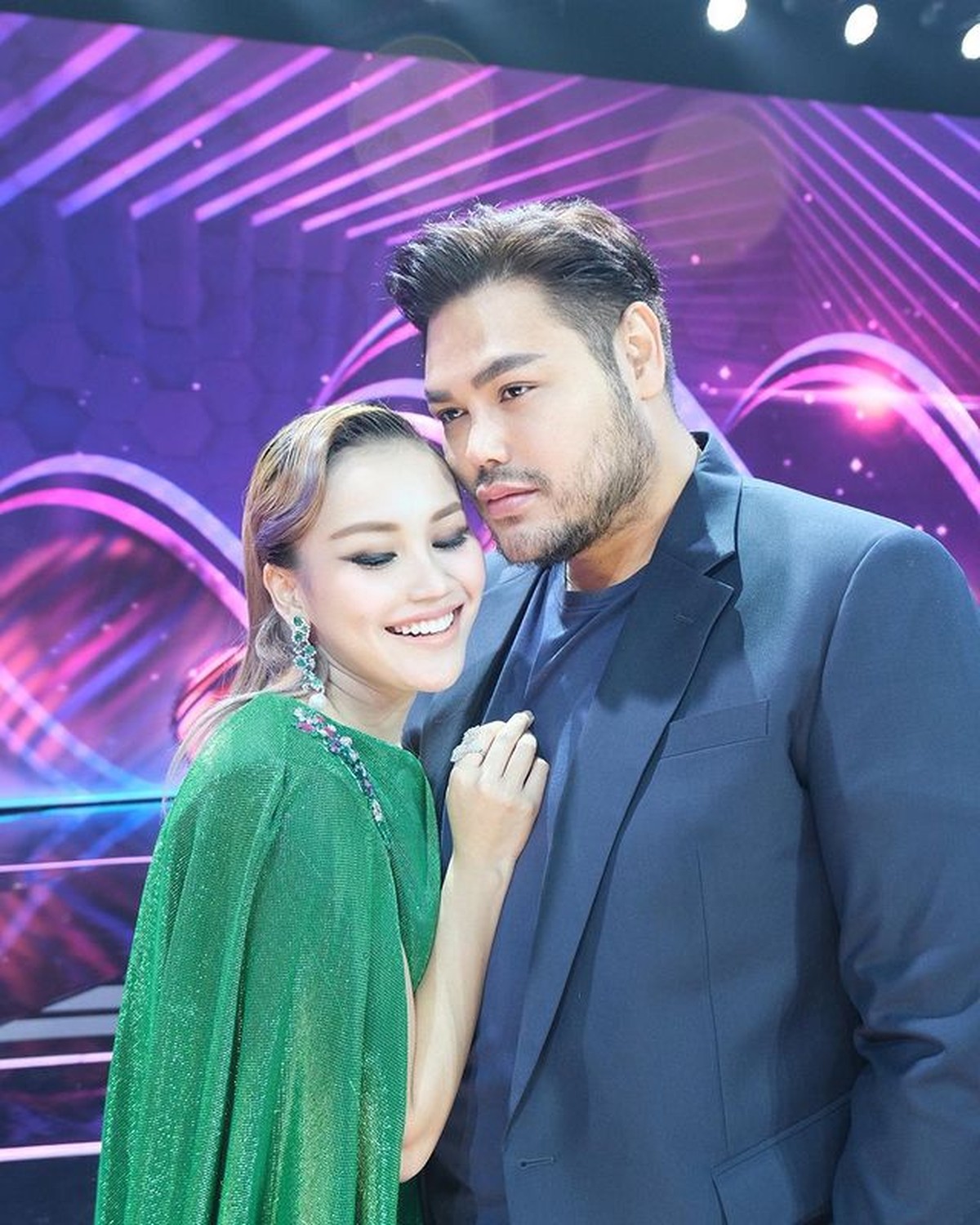 Ayu Ting Ting dan Ivan Gunawan baru-baru ini semakin mengumbar kemesraan di depan publik&period; Yuk intip potret mesra mereka&excl;
