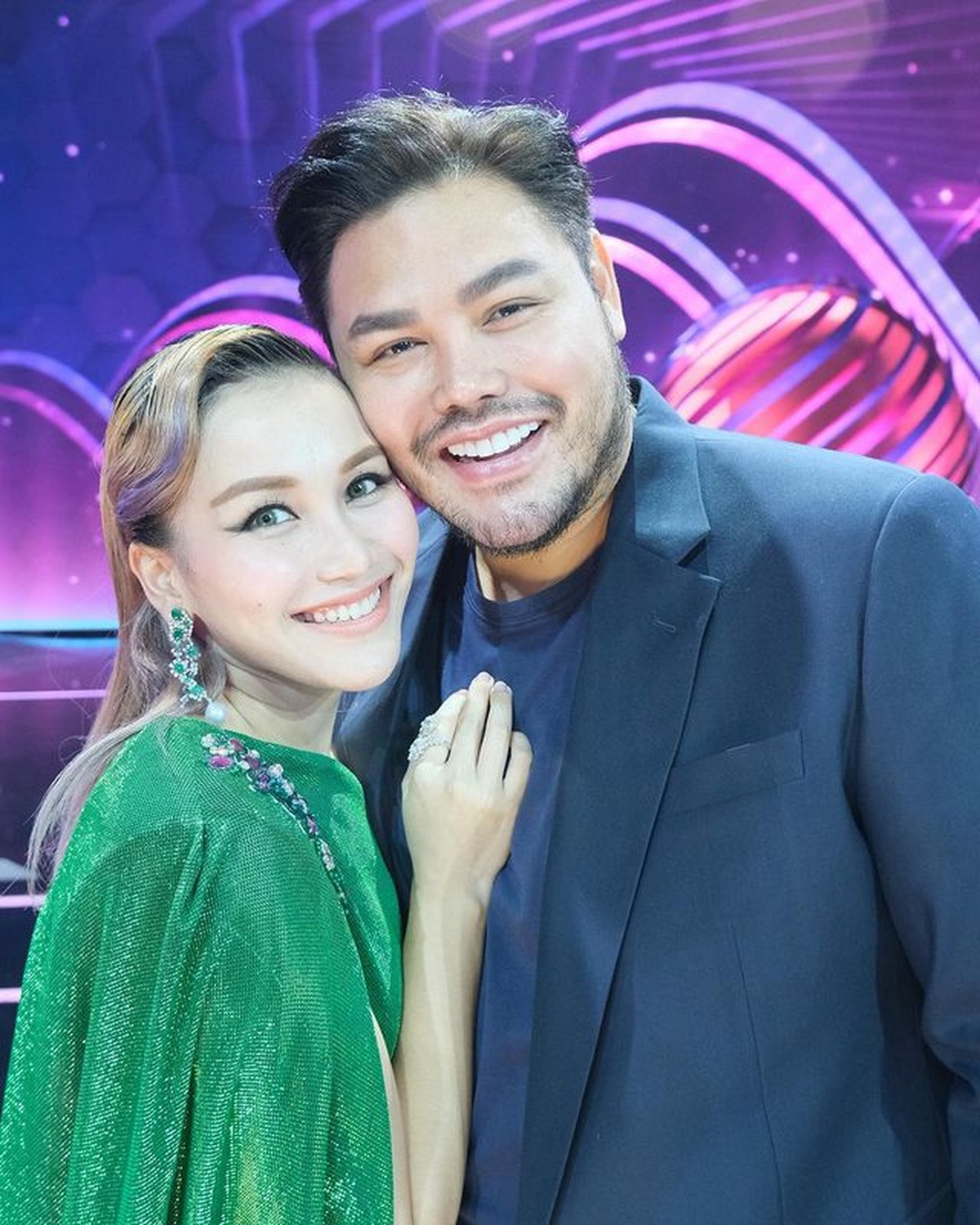 Ayu Ting Ting dan Ivan Gunawan baru-baru ini semakin mengumbar kemesraan di depan publik&period; Yuk intip potret mesra mereka&excl;