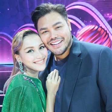 6 Potret Ayu Ting Ting & Ivan Gunawan Makin Mesra Hingga Cium Pipi