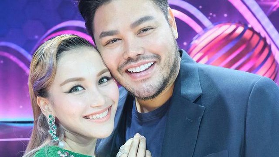 6 Potret Ayu Ting Ting dan Ivan Gunawan Makin Mesra Hingga Cium Pipi Ayu Ting Ting dan Ivan Gunawan baru-baru ini semakin mengumbar kemesraan di depan publik. Yuk intip potret mesra mereka!