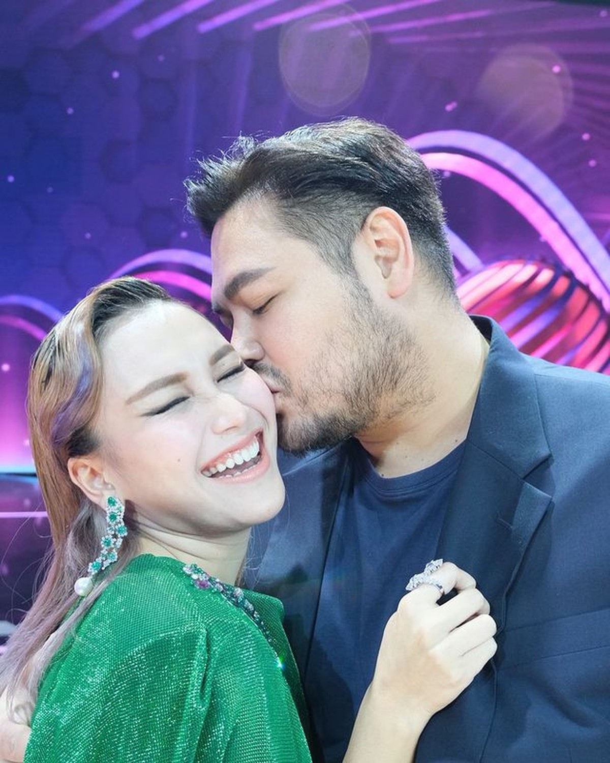 Ayu Ting Ting dan Ivan Gunawan baru-baru ini semakin mengumbar kemesraan di depan publik&period; Yuk intip potret mesra mereka&excl;