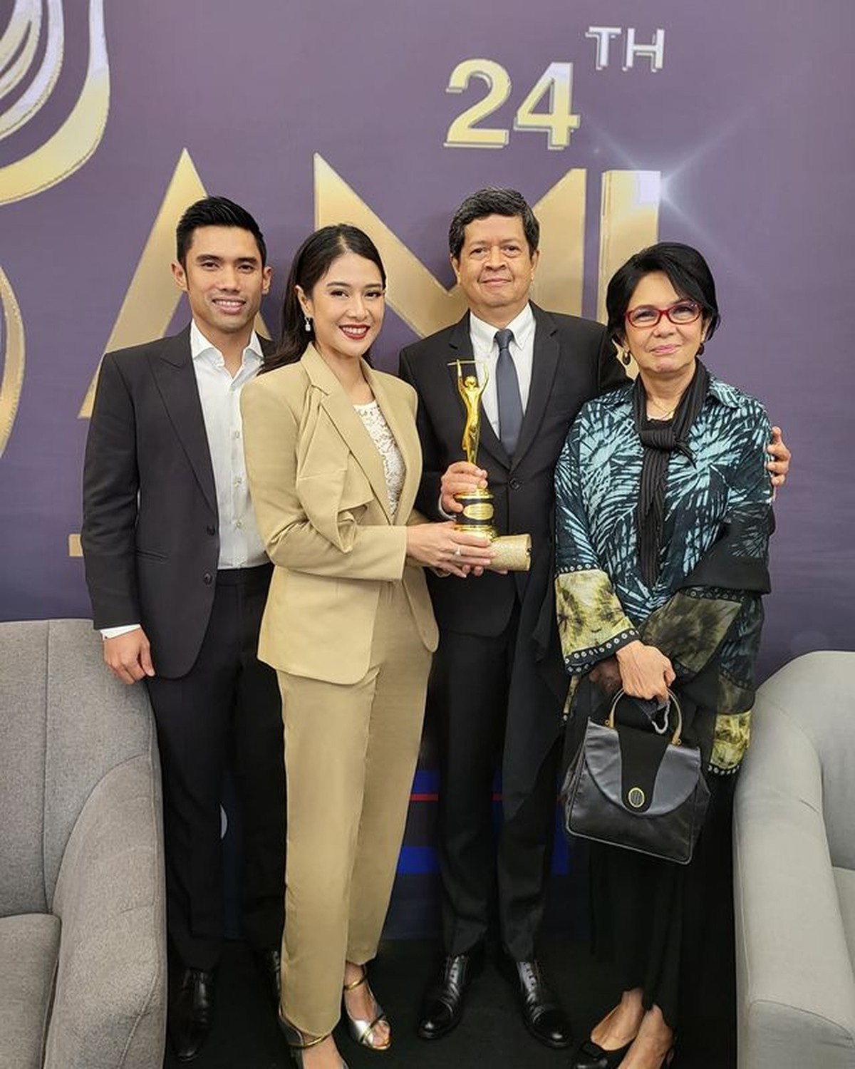 Potret Penampilan Para Artis Saat Hadiri AMI Awards