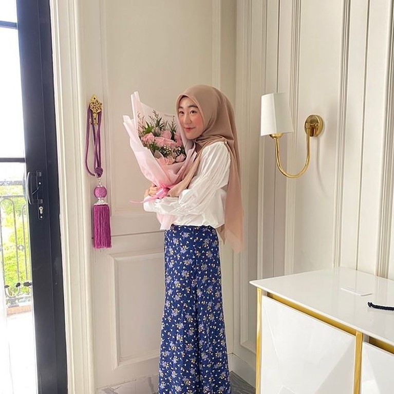 8 Potret Adu Style Larissa Chou dan Henny Rahman yang Tengah Disorot Larissa Chou dan Henny Rahman sedang menjadi sorotan publik, yuk kita intip style mereka!