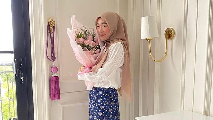 Larissa Chou dan Henny Rahman sedang menjadi sorotan publik, yuk kita intip style mereka!