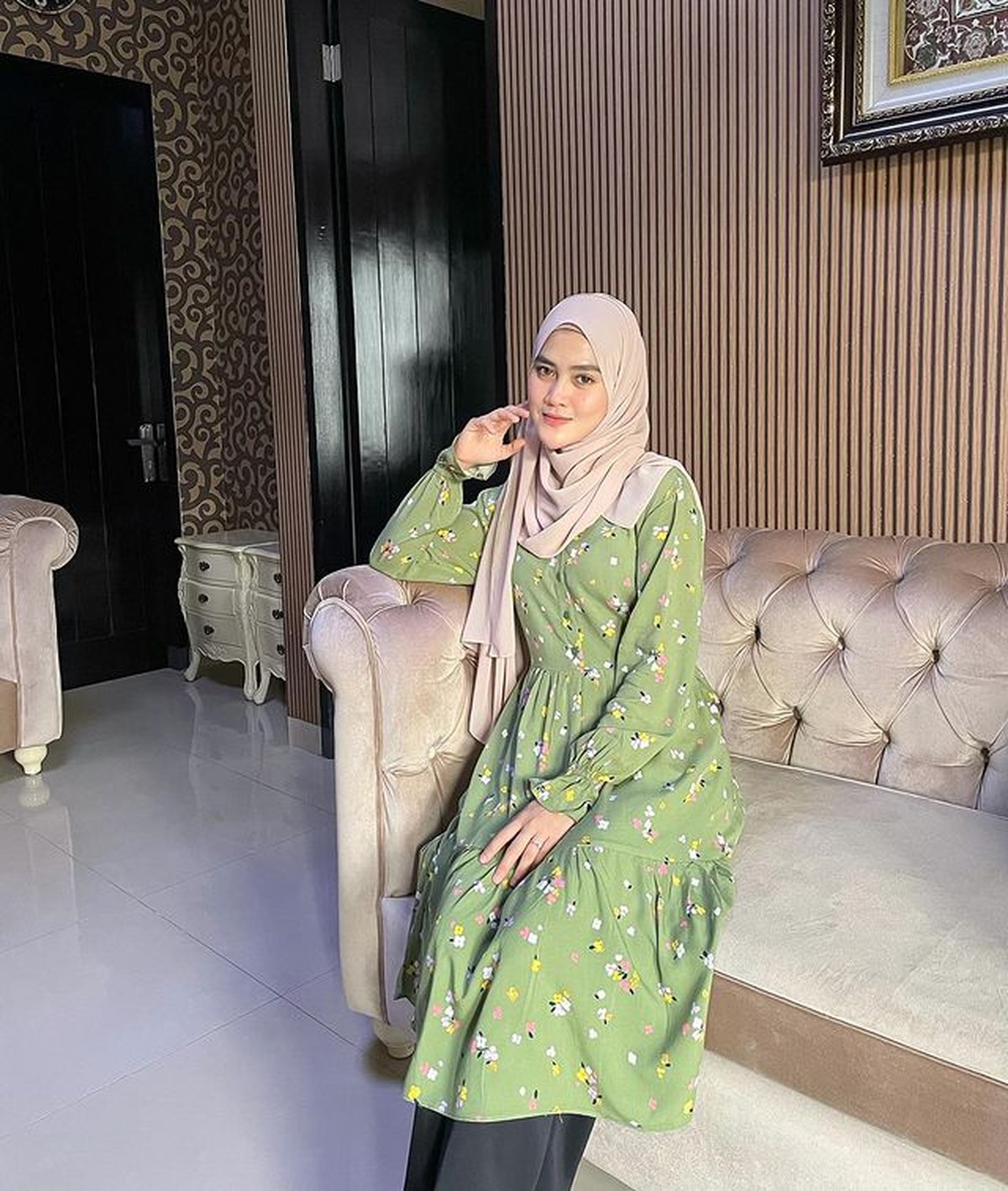 Larissa Chou dan Henny Rahman sedang menjadi sorotan publik&comma; yuk kita intip style mereka&excl;