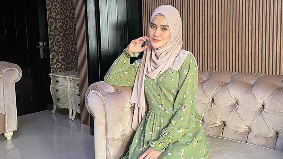 Larissa Chou dan Henny Rahman sedang menjadi sorotan publik, yuk kita intip style mereka!
