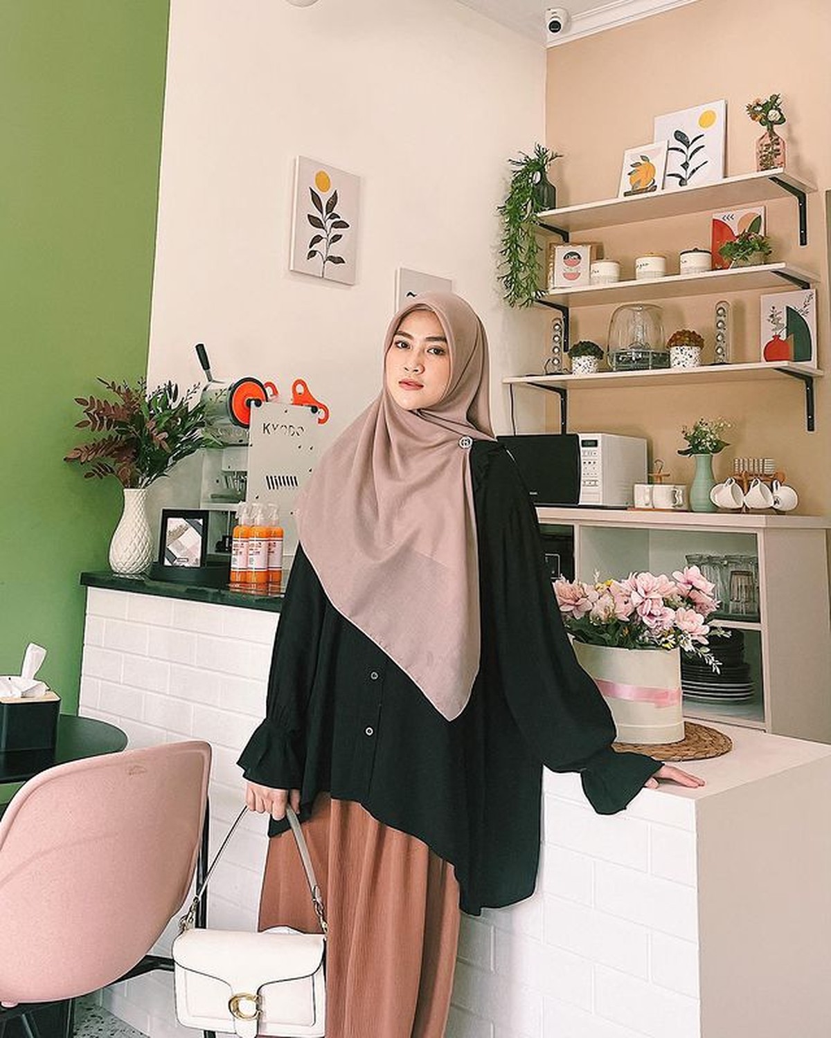 Larissa Chou dan Henny Rahman sedang menjadi sorotan publik&comma; yuk kita intip style mereka&excl;