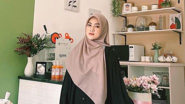 img-title Henny Rahman Diduga Cemburu & Semprot Ricis Gegara Ngonten Bareng Zikri Daulay